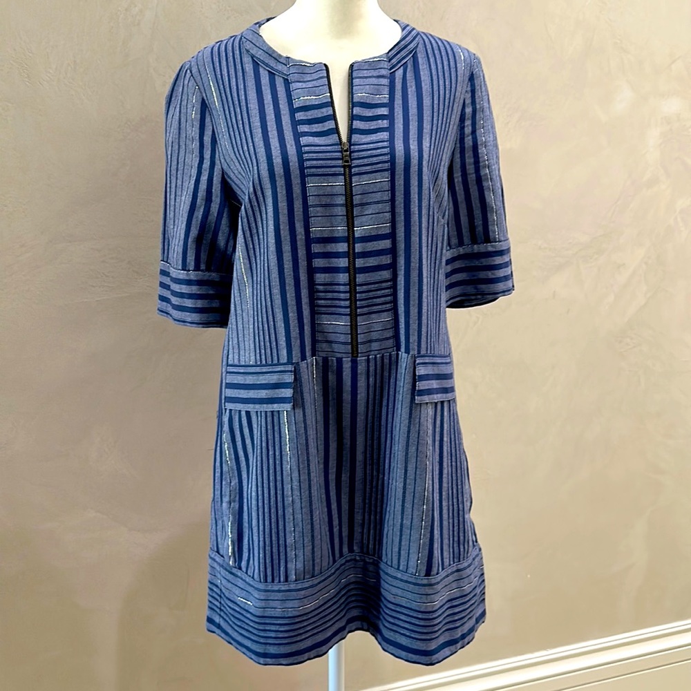 Beautiful spring/Sumer dress. Zipper and pockets so cute! BCBG Max Azria size M
